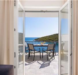 6 Bedroom Waterfront Villa with Pool in Uvala Ljubljeva near Trogir, Sleeps 12-13